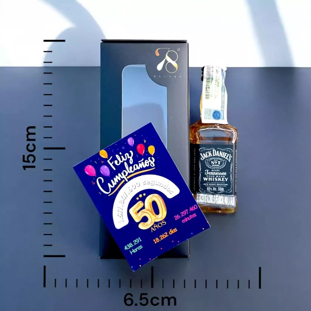 La Mini Botella Whisky Jack Daniel’s 50ml es la opción ideal para quienes buscan un detalle exclusivo y sofisticado. Esta versión en miniatura del icónico Tennessee Whiskey conserva el mismo proceso artesanal y calidad que su presentación tradicional. Perfecta para coleccionistas, eventos especiales o regalos personalizados, cada mini botella incluye una caja premium individual y una tarjeta impresa personalizada, asegurando una experiencia única para cada ocasión.