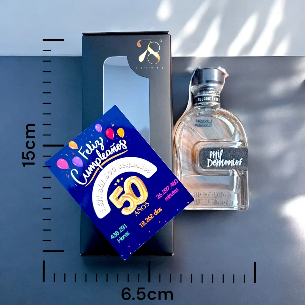 La Mini Botella de Aguardiente Mil Demonios 50ml es una versión compacta de este exclusivo aguardiente colombiano, inspirado en las tradiciones artesanales y elaborado con ingredientes de alta calidad. Destilado con métodos ancestrales y fusionado con sabores naturales, Mil Demonios se diferencia por su suavidad, pureza y complejidad en cada sorbo. Ideal para degustar solo, en cócteles o como un regalo especial, en 78 Grados Deluxe cada mini botella se entrega en una caja premium individual con una tarjeta impresa personalizada, asegurando una presentación elegante y exclusiva.
