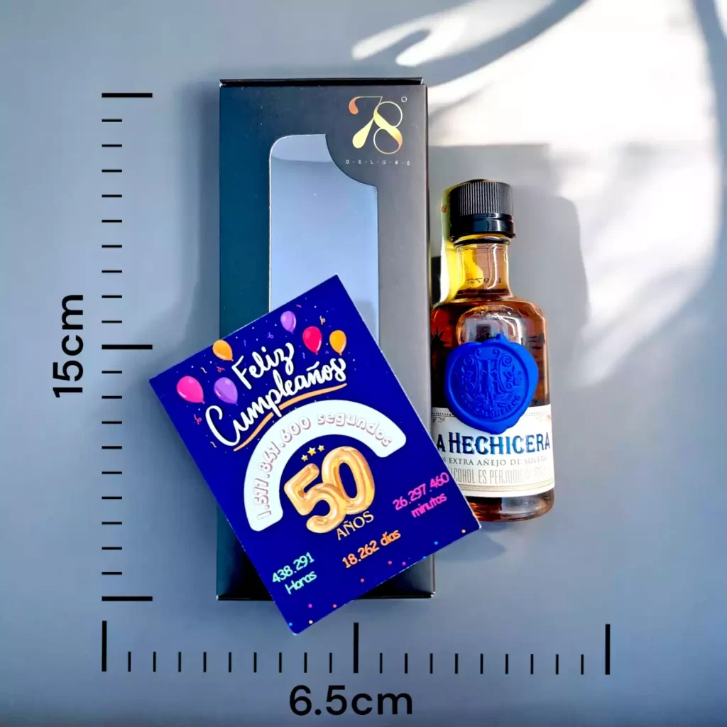 La Mini Botella de Ron La Hechicera 50ml es la versión compacta de este galardonado ron colombiano, reconocido por su elaboración artesanal y añejamiento en barricas de roble blanco. Este ron premium es el resultado de una meticulosa selección de destilados sin aditivos ni azúcares añadidos, lo que resalta su pureza y complejidad en cada sorbo. Perfecto para degustar solo, en cócteles o como un regalo sofisticado, en 78 Grados Deluxe cada mini botella se entrega en una caja premium individual con una tarjeta impresa personalizada, garantizando una presentación elegante y exclusiva.
