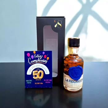 La Mini Botella de Ron La Hechicera 50ml es la versión compacta de este galardonado ron colombiano, reconocido por su elaboración artesanal y añejamiento en barricas de roble blanco. Este ron premium es el resultado de una meticulosa selección de destilados sin aditivos ni azúcares añadidos, lo que resalta su pureza y complejidad en cada sorbo. Perfecto para degustar solo, en cócteles o como un regalo sofisticado, en 78 Grados Deluxe cada mini botella se entrega en una caja premium individual con una tarjeta impresa personalizada, garantizando una presentación elegante y exclusiva.