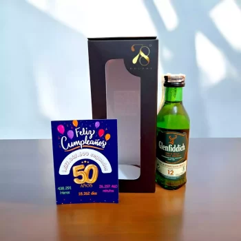 La Mini Botella de Whisky Glenfiddich 12 Años de 50ml es una versión en miniatura de uno de los whiskies single malt más icónicos del mundo. Destilado en Escocia, en la histórica destilería Glenfiddich, este whisky ha sido envejecido durante 12 años en barricas de roble americano y europeo, lo que le otorga una suavidad inigualable y un equilibrio perfecto entre dulzura y notas frutales. En 78 Grados Deluxe, esta mini botella se entrega en una caja premium individual y con una tarjeta impresa personalizada, asegurando una presentación elegante y exclusiva, ideal para regalos especiales.