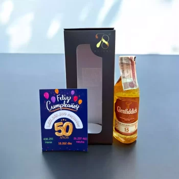 La Mini Botella de Whisky Glenfiddich 15 Años 50ml es una versión en miniatura de uno de los single malt más innovadores y apreciados del mundo. Producido en la prestigiosa destilería Glenfiddich en Escocia, este whisky destaca por su proceso de maduración en barricas de roble europeo, bourbon y jerez, seguido de un innovador sistema de solera, lo que le otorga una profundidad de sabor única. En 78 Grados Deluxe, esta mini botella se entrega en una caja premium individual con una tarjeta impresa personalizada, asegurando una presentación exclusiva y elegante, ideal para regalar en cualquier ocasión especial.