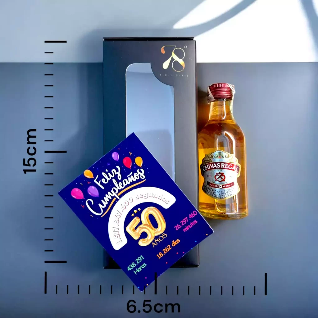 La Mini Botella de Chivas Regal 12 Años 50ml es una versión compacta de uno de los whiskies escoceses más reconocidos a nivel mundial. Este blended whisky, envejecido durante 12 años en barricas de roble seleccionadas, se caracteriza por su suavidad y su equilibrio de sabores afrutados, miel y especias. Elaborado con una mezcla de maltas y granos de alta calidad, Chivas Regal 12 Años es un símbolo de sofisticación y tradición en el mundo del whisky. En 78 Grados Deluxe, esta mini botella se presenta con una caja premium individual y una tarjeta impresa personalizada, lo que la convierte en un detalle exclusivo y elegante para regalar en cualquier ocasión especial.
