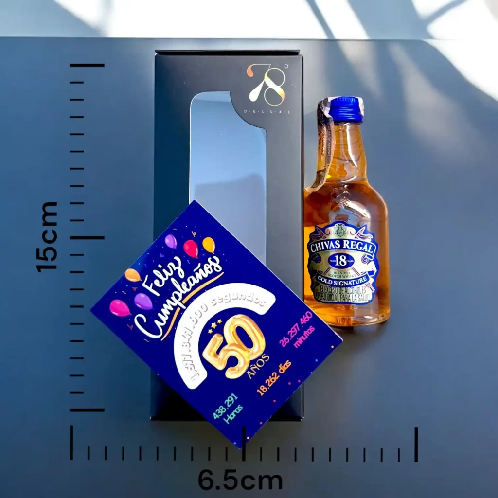 La Mini Botella de Chivas Regal 18 Años 50ml es la versión en miniatura de uno de los whiskies escoceses más galardonados y prestigiosos del mundo. Con un añejamiento de 18 años en barricas cuidadosamente seleccionadas, este whisky blended ofrece una complejidad de sabores única, con más de 85 notas de degustación en cada sorbo. En 78 Grados Deluxe, esta mini botella se entrega en una caja premium individual y con una tarjeta impresa personalizada, asegurando una presentación sofisticada y exclusiva, perfecta para regalar en cualquier ocasión especial.