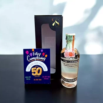 La Mini Botella de Ginebra The London Nº1 50ml es una versión en miniatura de una de las ginebras más exclusivas y sofisticadas del mundo. Destilada en pequeños lotes en el corazón de Londres, esta ginebra premium se caracteriza por su color azul brillante y su equilibrado perfil de sabor, elaborado a partir de 12 botánicos cuidadosamente seleccionados. En 78 Grados Deluxe, ofrecemos esta mini botella con una caja premium individual y una tarjeta impresa personalizada, ideal para regalos exclusivos y momentos especiales.
