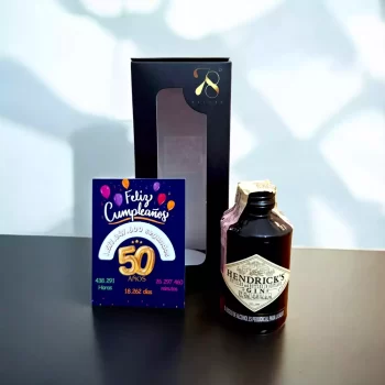 La Mini Botella de Ginebra Hendrick’s 50ml es la versión en miniatura de una de las ginebras más exclusivas y distintivas del mundo. Elaborada en Escocia, esta ginebra premium destaca por su innovador proceso de destilación en pequeños lotes y su infusión única de pepino y pétalos de rosa, lo que le otorga un perfil de sabor fresco y floral. Su presentación en una icónica botella negra y su sabor refinado la han convertido en una de las ginebras más apreciadas por los amantes de los destilados de calidad. En 78 Grados Deluxe, ofrecemos esta mini botella con una caja premium individual y una tarjeta impresa personalizada, asegurando un detalle exclusivo y elegante, ideal para obsequios especiales.