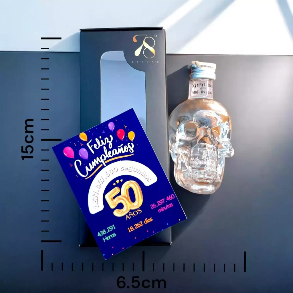 La Mini Botella de Vodka Crystal Head 50ml es una versión en miniatura de uno de los vodkas más exclusivos y reconocidos en el mundo. Destilado en Canadá y filtrado a través de cristales de cuarzo conocidos como "diamantes Herkimer", este vodka premium destaca por su pureza excepcional y suavidad inigualable. En 78 Grados Deluxe, ofrecemos esta edición en miniatura con una presentación de lujo. Cada botella incluye una caja premium individual y una tarjeta impresa personalizada, lo que la convierte en un regalo sofisticado y exclusivo para cualquier ocasión.