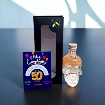 La Mini Botella de Vodka Crystal Head 50ml es una versión en miniatura de uno de los vodkas más exclusivos y reconocidos en el mundo. Destilado en Canadá y filtrado a través de cristales de cuarzo conocidos como "diamantes Herkimer", este vodka premium destaca por su pureza excepcional y suavidad inigualable. En 78 Grados Deluxe, ofrecemos esta edición en miniatura con una presentación de lujo. Cada botella incluye una caja premium individual y una tarjeta impresa personalizada, lo que la convierte en un regalo sofisticado y exclusivo para cualquier ocasión.