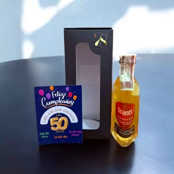 La Mini Botella de Whisky Grant’s 50ml es una versión en miniatura del icónico whisky escocés blended, reconocido por su suavidad y equilibrio de sabores. Creado por la familia Grant desde 1887, este whisky combina cuidadosamente diferentes maltas y granos para ofrecer una experiencia armoniosa y con carácter. Su maduración en barricas de roble le aporta una profundidad de sabor única, ideal tanto para tomar solo como en cócteles. En 78 Grados Deluxe, esta mini botella se presenta en una caja premium individual con una tarjeta impresa personalizada, asegurando una presentación sofisticada y exclusiva, perfecta para obsequios y momentos especiales.