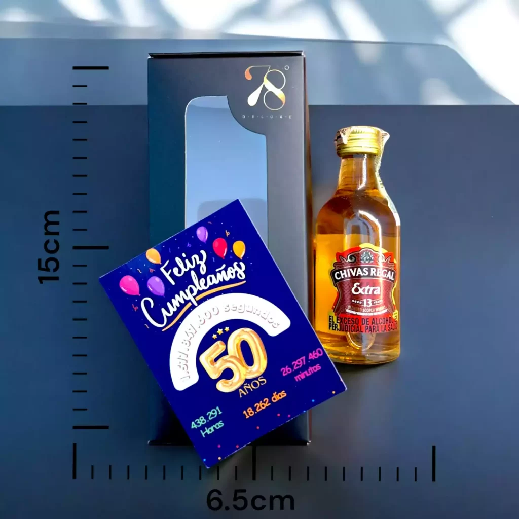 La Mini Botella de Chivas Regal 13 Años 50ml es una versión compacta de este exclusivo whisky escocés, elaborado con una selección de maltas y granos de alta calidad. Inspirado en el legado de la casa Chivas, este whisky destaca por su añejamiento de 13 años en barricas especialmente seleccionadas, lo que le confiere un carácter suave y una profundidad de sabores excepcional. En 78 Grados Deluxe, ofrecemos esta mini botella con una caja premium individual y una tarjeta impresa personalizada, asegurando una presentación sofisticada y exclusiva, ideal para regalar en cualquier ocasión.