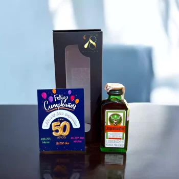 La Mini Botella Jägermeister 50ml es una versión compacta del legendario licor alemán, conocido por su receta única a base de 56 hierbas, raíces y especias. Su sabor intenso y equilibrado lo ha convertido en un referente mundial dentro de los licores digestivos y de alta calidad. Perfecto para disfrutar solo, en cócteles o como un detalle exclusivo, en 78 Grados Deluxe cada mini botella se entrega en una caja premium individual con una tarjeta impresa personalizada, asegurando una presentación impecable y un regalo inolvidable.