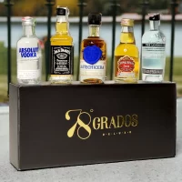 Caja de regalo de 5 botellitas de licor premium e invitación o fotografía personalizada. Ideal para eventos, recuerdos, bodas o regalos corporativos.