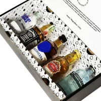 Caja de regalo de 5 botellitas de licor premium e invitación o fotografía personalizada. Ideal para eventos, recuerdos, bodas o regalos corporativos.