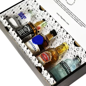 Caja de regalo de 5 botellitas de licor premium e invitación o fotografía personalizada. Ideal para eventos, recuerdos, bodas o regalos corporativos.
