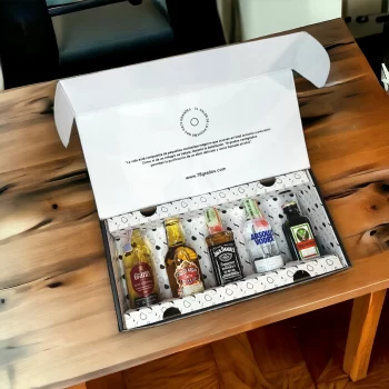 Caja de regalo premium con 5 mini botellas de licor más tarjeta o foto personalizada. El regalo perfecto para ese jefe, compañero de trabajo, proveedor, cliente, pareja o amigo. Ideal para eventos o regalos corporativos, invitaciones para bodas, cumpleaños y cualquier situación que merezca un toque de lujo. - 78 Grados Deluxe - Referencia 1.