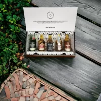 Caja de regalo premium con 5 mini botellas de whisky más tarjeta o foto personalizada. El regalo perfecto para ese jefe, compañero de trabajo, proveedor, cliente, pareja o amigo. Ideal para eventos o regalos corporativos, invitaciones para bodas, cumpleaños y cualquier situación que merezca un toque de lujo. – 78 Grados Deluxe – Referencia 3.