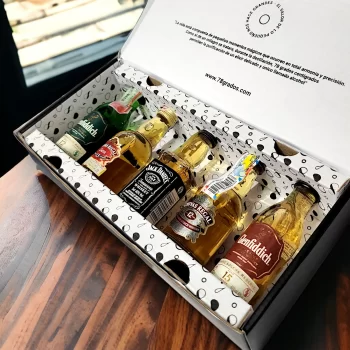 Caja de regalo premium con 5 mini botellas de whisky más tarjeta o foto personalizada. El regalo perfecto para ese jefe, compañero de trabajo, proveedor, cliente, pareja o amigo. Ideal para eventos o regalos corporativos, invitaciones para bodas, cumpleaños y cualquier situación que merezca un toque de lujo. - 78 Grados Deluxe - Referencia 3.