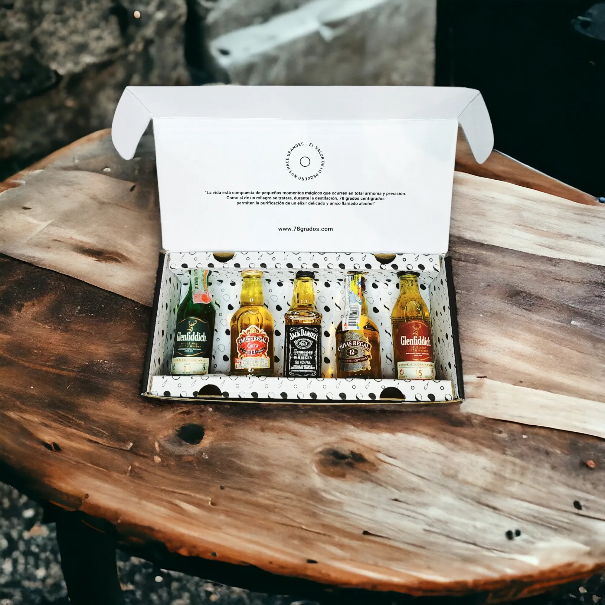 Caja de regalo premium con 5 mini botellas de whisky más tarjeta o foto personalizada. El regalo perfecto para ese jefe, compañero de trabajo, proveedor, cliente, pareja o amigo. Ideal para eventos o regalos corporativos, invitaciones para bodas, cumpleaños y cualquier situación que merezca un toque de lujo. - 78 Grados Deluxe - Referencia 3. Caja de regalo premium con 5 mini botellas de whisky más tarjeta o foto personalizada. El regalo perfecto para ese jefe, compañero de trabajo, proveedor, cliente, pareja o amigo. Ideal para eventos o regalos corporativos, invitaciones para bodas, cumpleaños y cualquier situación que merezca un toque de lujo. - 78 Grados Deluxe - Referencia 3.