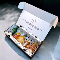 Caja de regalo premium con 5 mini botellas de whisky más tarjeta o foto personalizada. Ideal para eventos, bodas, recuerdos o regalos corporativos – 78 Grados Deluxe