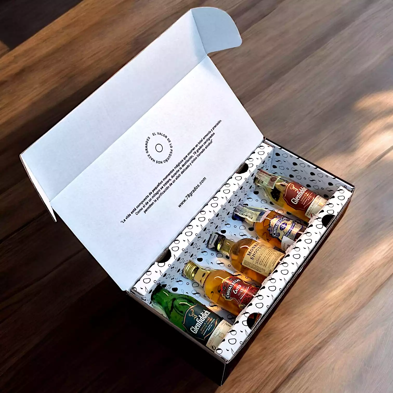 Caja de regalo premium con 5 mini botellas de whisky más tarjeta o foto personalizada. Ideal para eventos, bodas, recuerdos o regalos corporativos - 78 Grados Deluxe Caja de regalo premium con 5 mini botellas de whisky más tarjeta o foto personalizada. Ideal para eventos, bodas, recuerdos o regalos corporativos - 78 Grados Deluxe