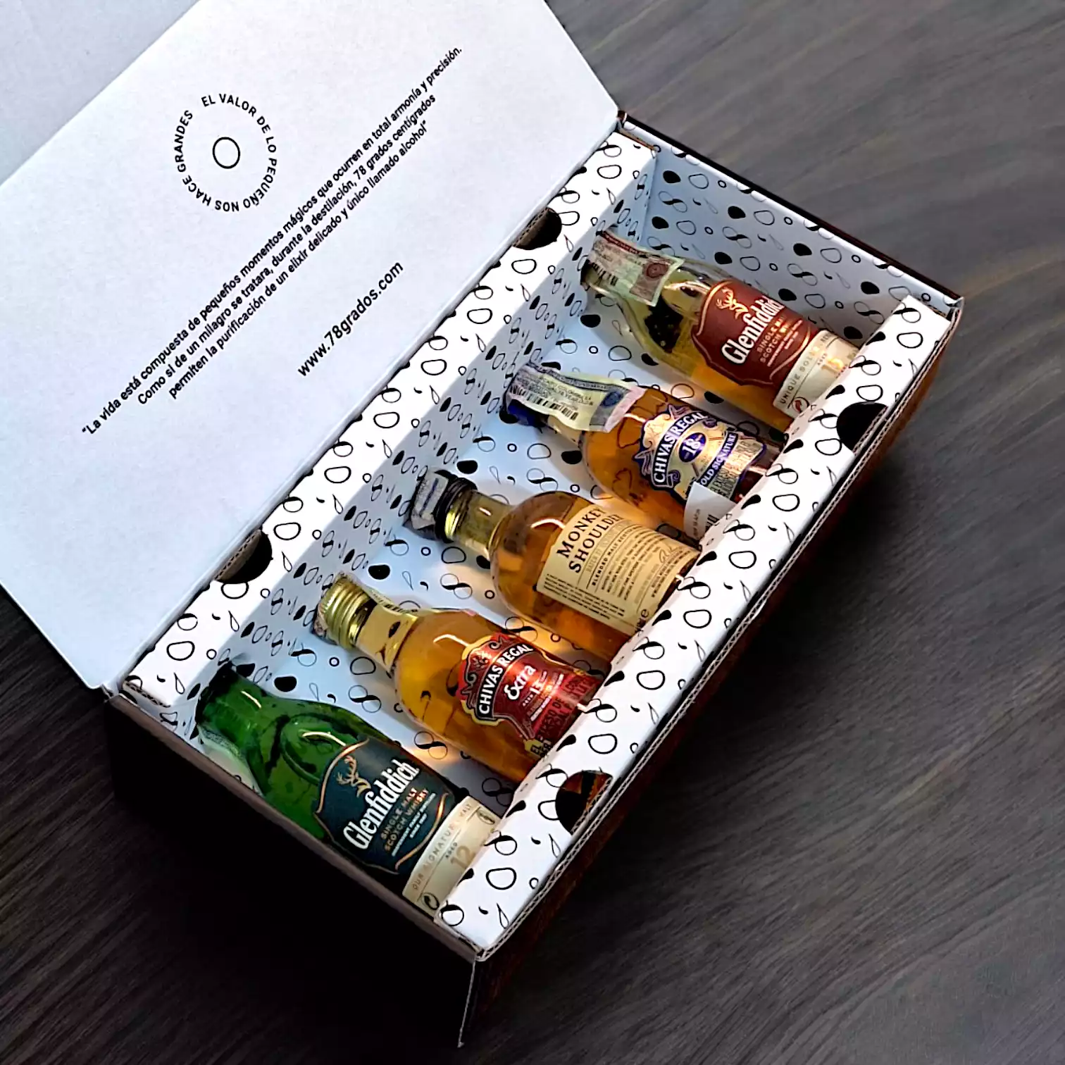Caja de regalo premium con 5 mini botellas de whisky más tarjeta o foto personalizada. Ideal para eventos, bodas, recuerdos o regalos corporativos - 78 Grados Deluxe Caja de regalo premium con 5 mini botellas de whisky más tarjeta o foto personalizada. Ideal para eventos, bodas, recuerdos o regalos corporativos - 78 Grados Deluxe