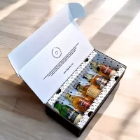 Caja de regalo premium con 5 mini botellas de whisky más tarjeta o foto personalizada. Ideal para eventos, bodas, recuerdos o regalos corporativos – 78 Grados Deluxe