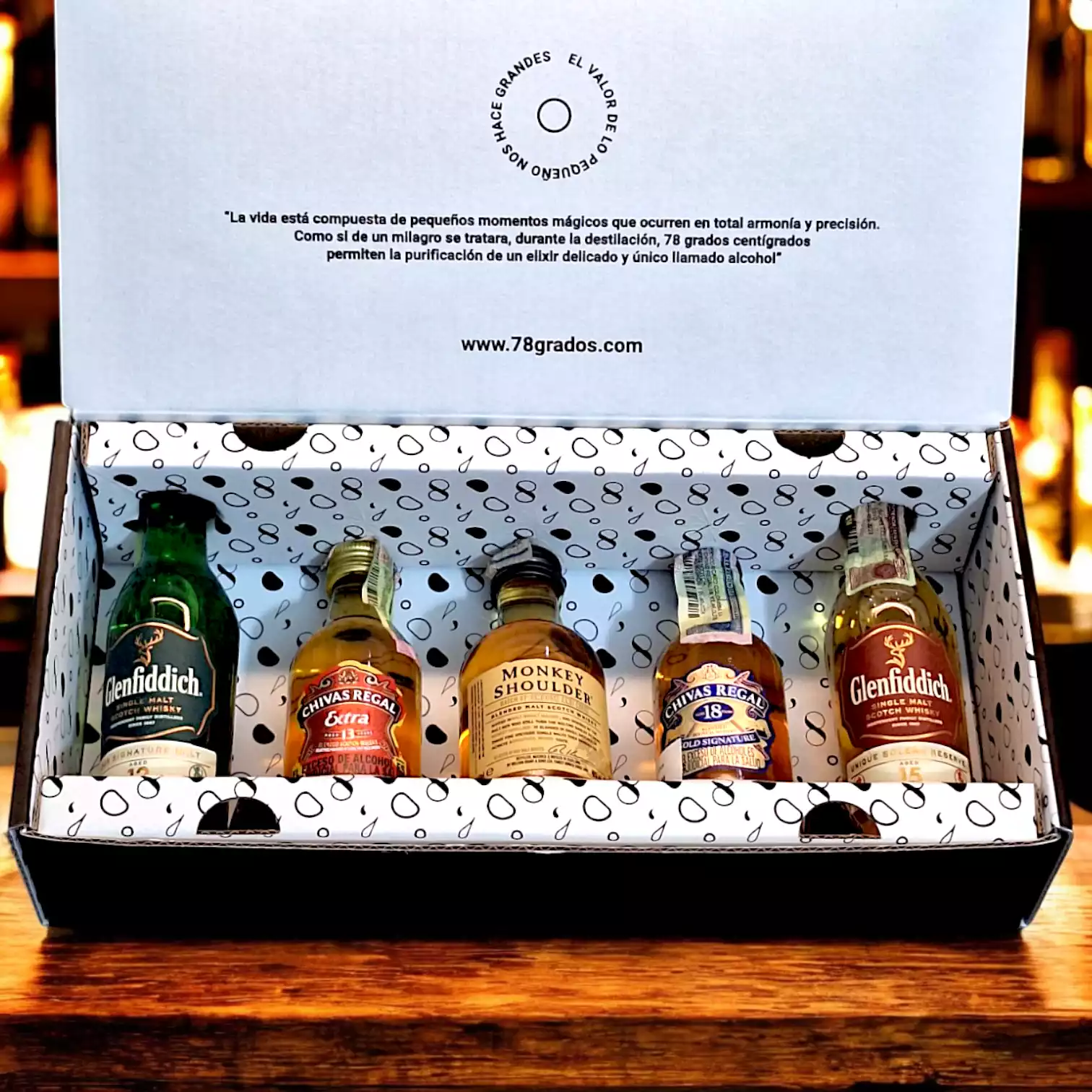 Caja de regalo premium con 5 mini botellas de whisky más tarjeta o foto personalizada. Ideal para eventos, bodas, recuerdos o regalos corporativos - 78 Grados Deluxe