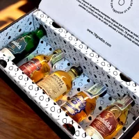 Caja de regalo premium con 5 mini botellas de whisky más tarjeta o foto personalizada. Ideal para eventos, bodas, recuerdos o regalos corporativos – 78 Grados Deluxe