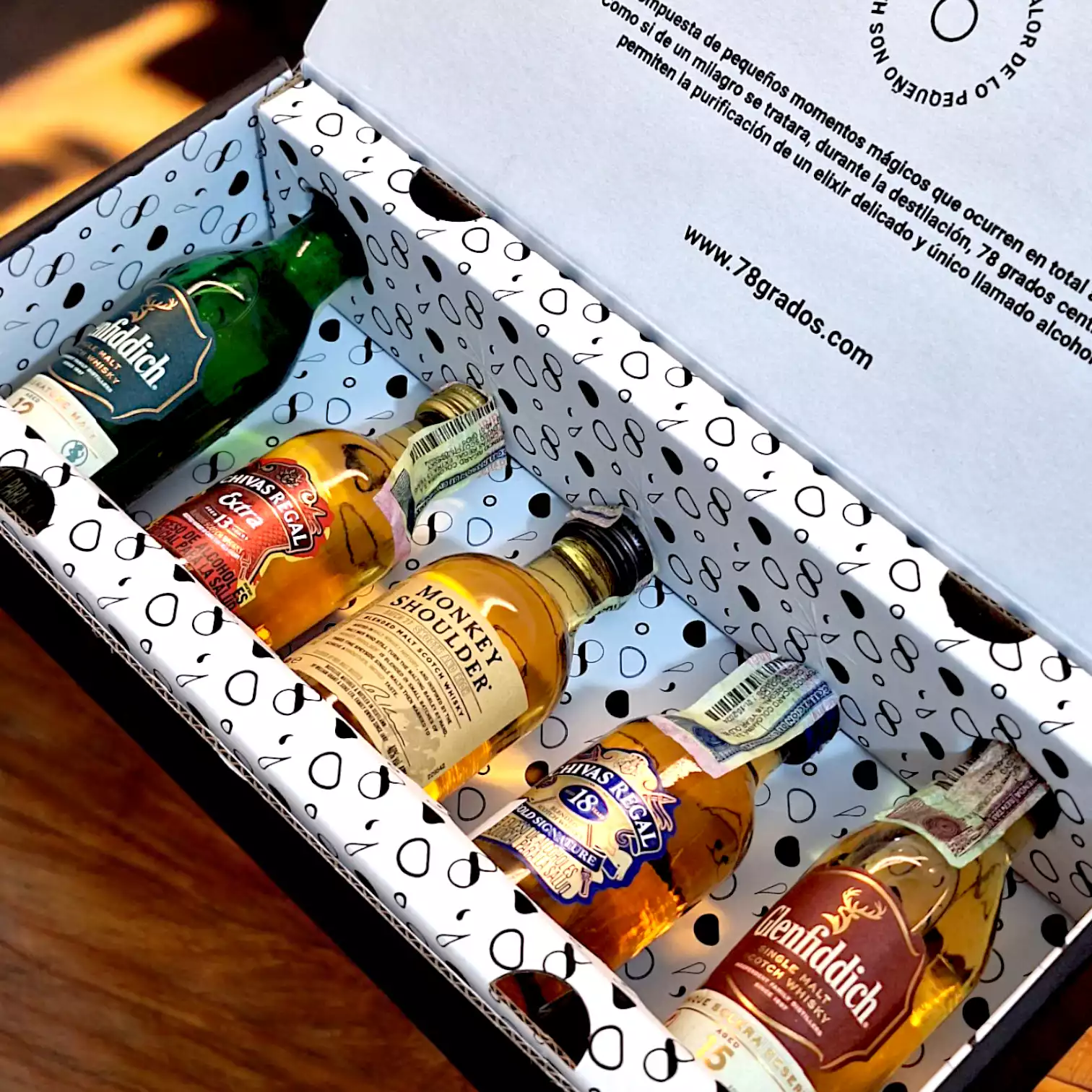 Caja de regalo premium con 5 mini botellas de whisky más tarjeta o foto personalizada. Ideal para eventos, bodas, recuerdos o regalos corporativos - 78 Grados Deluxe Caja de regalo premium con 5 mini botellas de whisky más tarjeta o foto personalizada. Ideal para eventos, bodas, recuerdos o regalos corporativos - 78 Grados Deluxe