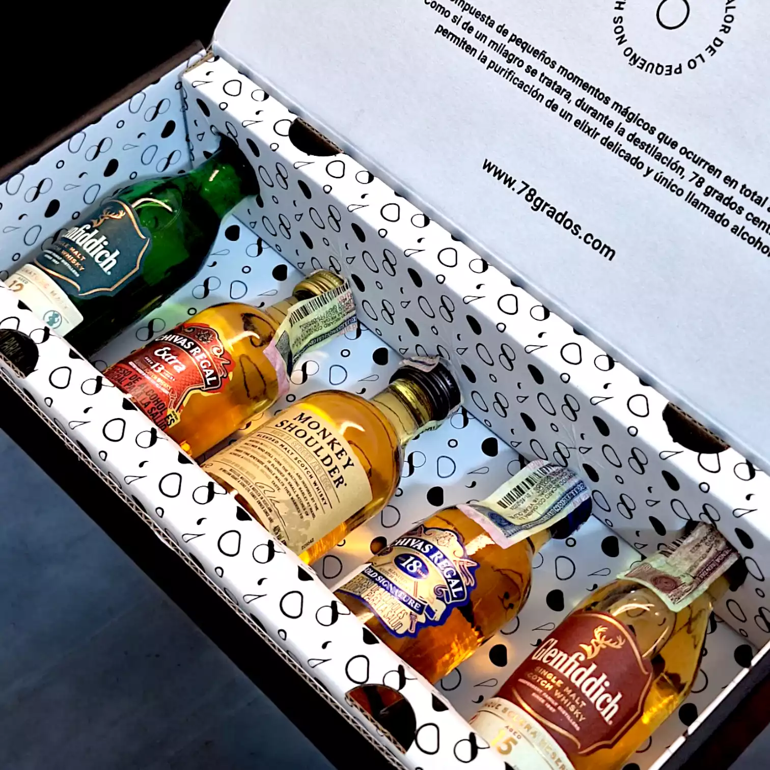 Caja de regalo premium con 5 mini botellas de whisky más tarjeta o foto personalizada. Ideal para eventos, bodas, recuerdos o regalos corporativos - 78 Grados Deluxe Caja de regalo premium con 5 mini botellas de whisky más tarjeta o foto personalizada. Ideal para eventos, bodas, recuerdos o regalos corporativos - 78 Grados Deluxe