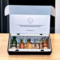 Caja de regalo premium con 5 mini botellas de whisky más tarjeta o foto personalizada. Ideal para eventos, bodas, recuerdos o regalos corporativos – 78 Grados Deluxe
