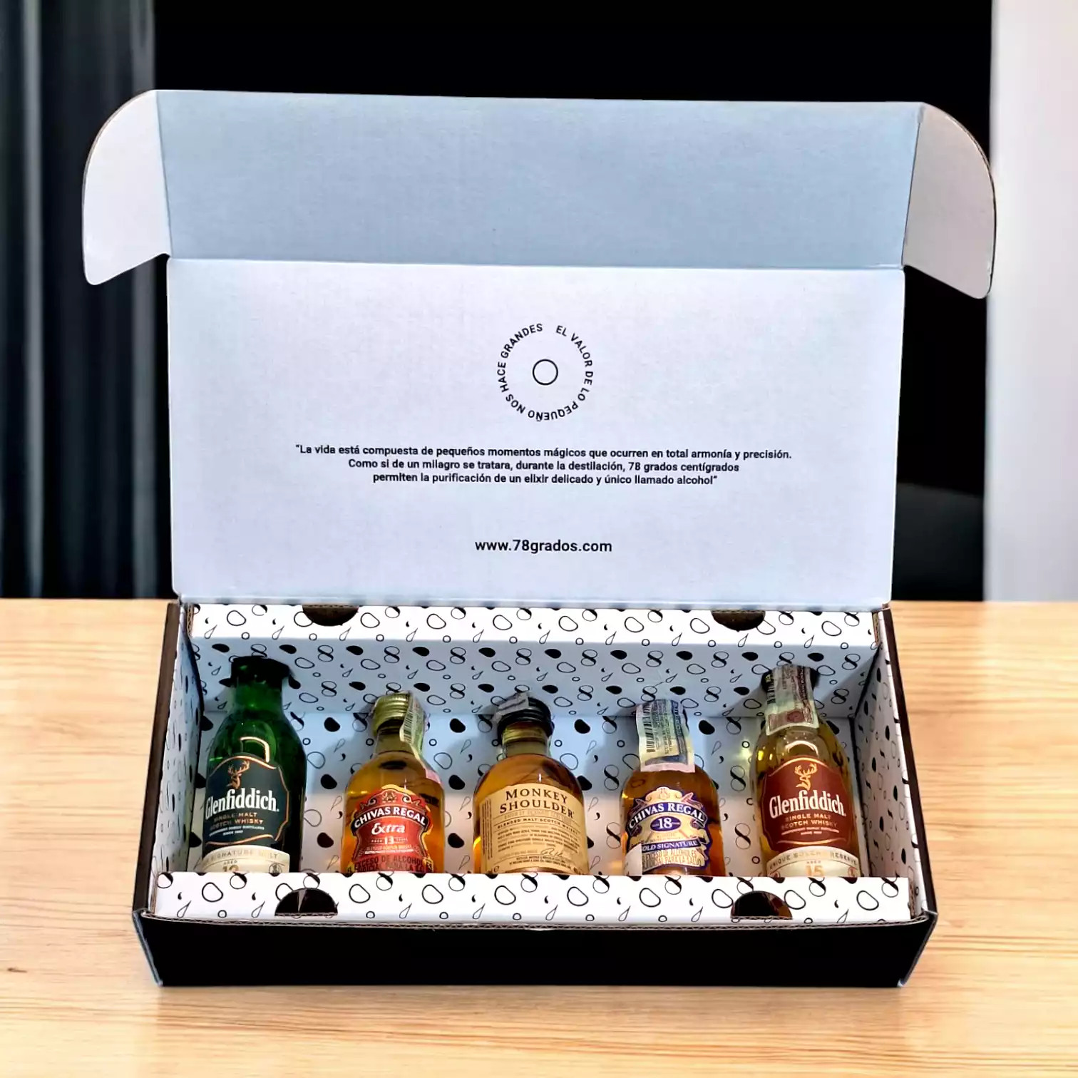 Caja de regalo premium con 5 mini botellas de whisky más tarjeta o foto personalizada. Ideal para eventos, bodas, recuerdos o regalos corporativos - 78 Grados Deluxe Caja de regalo premium con 5 mini botellas de whisky más tarjeta o foto personalizada. Ideal para eventos, bodas, recuerdos o regalos corporativos - 78 Grados Deluxe