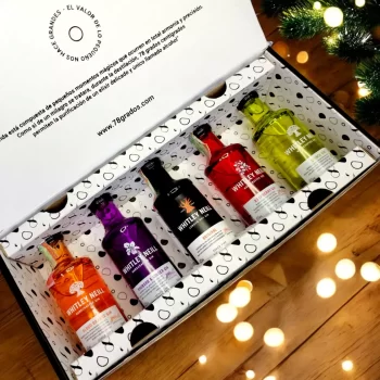 Caja premium de mini botellas de Ginebra Whitley Neill más tarjeta o foto personalizada.El regalo perfecto para ese jefe, compañero de trabajo, proveedor, cliente, pareja o amigo. Ideal para eventos o regalos corporativos, invitaciones para bodas, cumpleaños y cualquier situación que merezca un toque de lujo. - 78 Grados Deluxe - Referencia 5.