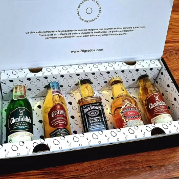 Caja de regalo premium con 5 mini botellas de whisky más tarjeta o foto personalizada. El regalo perfecto para ese jefe, compañero de trabajo, proveedor, cliente, pareja o amigo. Ideal para eventos o regalos corporativos, invitaciones para bodas, cumpleaños y cualquier situación que merezca un toque de lujo. - 78 Grados Deluxe - Referencia 3.
