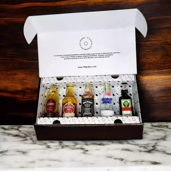 Estuche con mini botellas surtidas: Jägermeister, Jack Daniel’s, Grant’s, Chivas Regal y Absolut Vodka. Regalo premium, elegante y personalizado, ideal para cualquier ocasión.