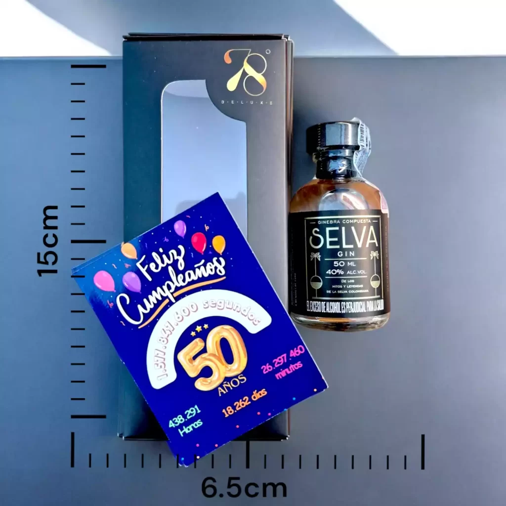 Ginebra Selva Gin en versión Mini Botella de 50 (mL). Si eres amante de los licores, te encantará Selva Gin con su 40% de contenido de alcohol. Es la elección perfecta para mezclarlo en tu cóctel preferido, ya sea un martini, negroni o gin basil smash. Y si disfrutas de un buen gintonic, te recomendamos servirlo sobre mucho hielo, acompañado de una tónica de alta calidad y para el toque final, un twist de pomelo o una rueda de limón mandarino. ¡Tu paladar te lo agradecerá!