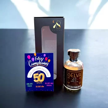 Ginebra Selva Gin en versión Mini Botella de 50 (mL). Si eres amante de los licores, te encantará Selva Gin con su 40% de contenido de alcohol. Es la elección perfecta para mezclarlo en tu cóctel preferido, ya sea un martini, negroni o gin basil smash. Y si disfrutas de un buen gintonic, te recomendamos servirlo sobre mucho hielo, acompañado de una tónica de alta calidad y para el toque final, un twist de pomelo o una rueda de limón mandarino. ¡Tu paladar te lo agradecerá!
