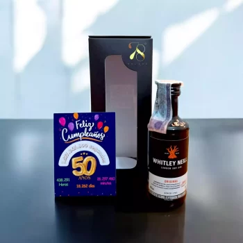 Mini botella Ginebra Whitley Neill Original  en versión de 50 (mL). Whitley Neill es una ginebra excepcional que combina una variedad única de ingredientes botánicos cuidadosamente seleccionados, incluyendo enebro, semilla de cilantro, corteza de casia, raíz de lirio, raíz de Angélica, naranja dulce, limón, uchuva y baobab. Esta combinación crea un perfil de sabor verdaderamente excepcional que deleita los sentidos y eleva la experiencia de la ginebra a nuevas alturas.
