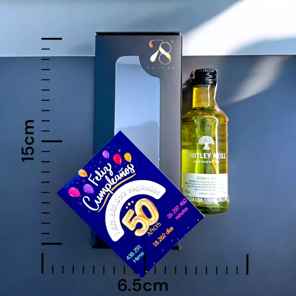 Mini botella Ginebra Whitley Neill Quince Gin en versión de 50 (mL). Presentada en una botella de 50 ml, esta ginebra es una verdadera joya de la destilería, capturando la esencia de los exóticos ingredientes que la componen. Cada sorbo te transporta a los paisajes y aromas de Persia, con su dulzura del membrillo, equilibrada por las complejas notas herbales y especiadas que se combinan de manera armoniosa en cada trago.