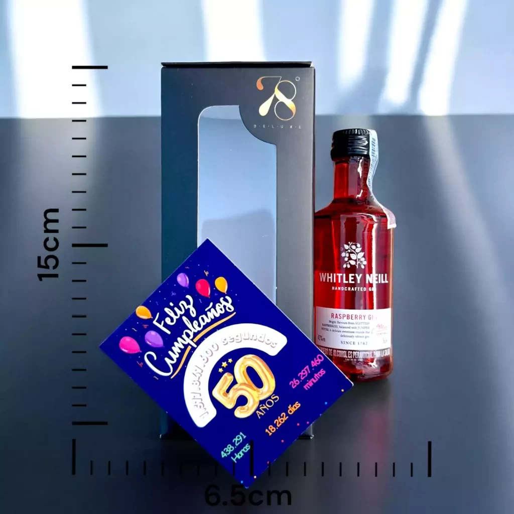 Mini botella Ginebra Whitley Neill Raspberry Gin en versión de 50 (mL). La Ginebra Whitley Neill Raspberry Gin es una destilación magistral que captura la esencia de las frambuesas escocesas en cada sorbo. Con una cuidadosa combinación de enebro, semilla de cilantro, corteza de casia, raíz de lirio, raíz de Angélica, regaliz, naranja dulce, limón y, por supuesto, frambuesa, esta ginebra ofrece una experiencia de sabor única y vibrante.