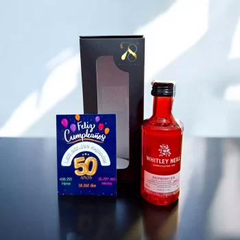 Mini botella Ginebra Whitley Neill Raspberry Gin en versión de 50 (mL). La Ginebra Whitley Neill Raspberry Gin es una destilación magistral que captura la esencia de las frambuesas escocesas en cada sorbo. Con una cuidadosa combinación de enebro, semilla de cilantro, corteza de casia, raíz de lirio, raíz de Angélica, regaliz, naranja dulce, limón y, por supuesto, frambuesa, esta ginebra ofrece una experiencia de sabor única y vibrante.