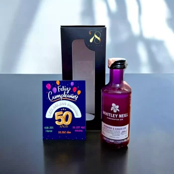 Mini botella Ginebra Whitley Neill Rhubarb & Ginger Gin en versión de 50 (mL). La ginebra Whitley Neill Rhubarb & Ginger Gin es una expresión exquisita que fusiona la tradición británica con una innovadora combinación de sabores. Con una base clásica de enebro y semilla de cilantro, esta ginebra añade una capa de complejidad con la corteza de casia, la raíz de orris y la raíz de angélica, que proporcionan una estructura aromática y equilibrio al perfil de sabores. El toque distintivo de orozuz y naranja dulce añade una nota fresca y cítrica que complementa perfectamente el carácter principal de ruibarbo.
