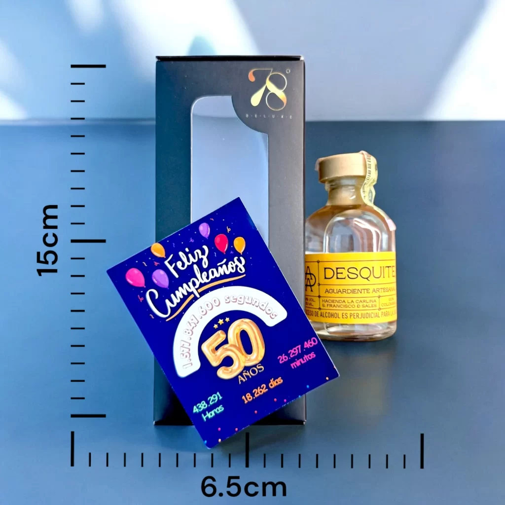 La Mini Botella de Aguardiente Desquite 50ml es una versión compacta de este licor artesanal colombiano, reconocido por su suavidad y notas equilibradas. Producido con los más altos estándares de calidad, el Aguardiente Desquite se elabora con anís natural y alcohol extra puro, logrando un sabor distintivo y sofisticado. Perfecta para disfrutar en cualquier ocasión, esta mini botella es ideal para coleccionistas, eventos especiales y regalos exclusivos. En 78 Grados Deluxe, cada mini botella se entrega en una caja premium individual con una tarjeta impresa personalizada, garantizando una presentación impecable para un detalle único y elegante.