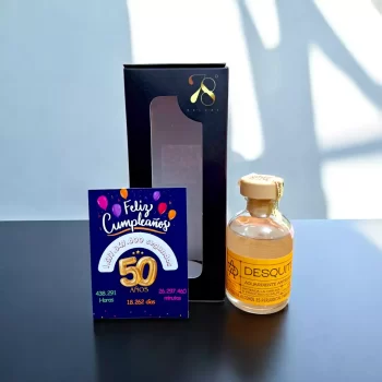 La Mini Botella de Aguardiente Desquite 50ml es una versión compacta de este licor artesanal colombiano, reconocido por su suavidad y notas equilibradas. Producido con los más altos estándares de calidad, el Aguardiente Desquite se elabora con anís natural y alcohol extra puro, logrando un sabor distintivo y sofisticado. Perfecta para disfrutar en cualquier ocasión, esta mini botella es ideal para coleccionistas, eventos especiales y regalos exclusivos. En 78 Grados Deluxe, cada mini botella se entrega en una caja premium individual con una tarjeta impresa personalizada, garantizando una presentación impecable para un detalle único y elegante.