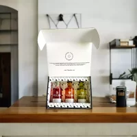 78 Grados Deluxe – Caja con 3 mini botellas de Ginebra Whitley – Regalos con mini botellas de licores – Regalos corporativos.
