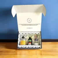 78 Grados Deluxe – Caja con mini botellas de licores surtidos – 3 Referencias de miniaturas de licor: Vodka, Ron, Licor de Hierbas – Caja Referencia 15 – Regalos con mini botellas de licores – Regalos corporativos.