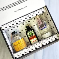 78 Grados Deluxe – Caja con mini botellas de licores surtidos – 3 Referencias de miniaturas de licor: Vodka, Ron, Licor de Hierbas – Caja Referencia 15 – Regalos con mini botellas de licores – Regalos corporativos.