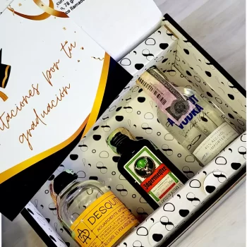 78 Grados Deluxe - Caja con mini botellas de licores surtidos - 3 Referencias de miniaturas de licor: Vodka, Ron, Licor de Hierbas - Caja Referencia 15 - Regalos con mini botellas de licores - Regalos corporativos.