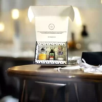 78 Grados Deluxe – Caja con mini botellas de licores surtidos – 3 Referencias de miniaturas de licor: Vodka, Ron, Licor de Hierbas – Caja Referencia 15 – Regalos con mini botellas de licores – Regalos corporativos.
