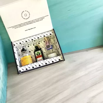 78 Grados Deluxe - Caja con mini botellas de licores surtidos - 3 Referencias de miniaturas de licor: Vodka, Ron, Licor de Hierbas - Caja Referencia 15 - Regalos con mini botellas de licores - Regalos corporativos.